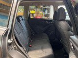 広々とした2列目シートは居住性が高く、居心地も快適!友達や家族とのお出かけにぴったりです。ベビーシートやチャイルドシート使用時も快適にお過ごしいただける十分な空間を確保しています。