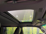 【大型サンルーフ】車内の解放感が一気に上がる大型のパノラマルーフ!季節を問わず開放的で快適なドライブをお楽しみいただけます。流通量も少なく希少価値の高い人気の装備です♪