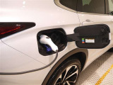 専用の充電コードを家庭用コンセントと車につなぐだけで充電スタート!(ご自宅の配線工事が必要な場合があります)