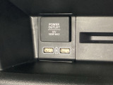 助手席前には横長のトレーとアクセサリーソケットがついています。その下に充電可能なUSB端子が2個ついていますので、手前のトレーにスマートフォンを置いて移動中でも充電できるので便利です。
