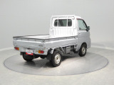 【右後方】荷台周りもしっかり確認済みです。三方開で荷物の積み下ろしもスムーズ。趣味の道具を積んだり、DIYの資材を運んだりと、幅広い用途で活躍してくれる頼れる一台です。