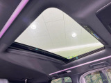 【サンルーフ】開放感たっぷりの希少装備、サンルーフが装着されています!車内に明かりを取り入れたり景色を楽しむ以外にも、車内の空気も簡単に換気できて快適です!