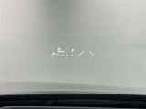ヘッドアップディスプレイ(HUD)搭載。運転中、前方から視線を落外す必要がなく、安全に情報を把握しながら運転ができる機能です。