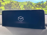 【10.25インチマツダコネクト】車内の雰囲気にマッチした大型ディスプレイ。スマホ接続でのナビ使用やBluetooth再生等、様々な機能が楽しめます。直感的なダイヤル操作が可能で、使い勝手も良好です。