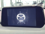 【8インチマツダコネクト】車内の雰囲気にマッチした大型のディスプレイ。スマホ接続でのナビ使用やBluetooth再生等、様々な機能が楽しめます。直感的なダイヤル操作が可能で、使い勝手も良好です。