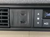 エアコン操作パネルの左側に、スマートフォンなどの充電可能なUSB端子と、音源などの外部入力の可能なUSB端子がついています。移動中に充電もできるので便利です。