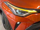 【LEDヘッドライト】悪天候や夜間走行時も良好な視界を確保し安心して運転できる高輝度LEDヘッドライトを装備!点灯速度が早く、消費電力も抑えられています。