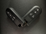 スマートキーを装備しています☆カギをカバンやポケットに入れて頂いた状態でドアロックの開閉やエンジンスタートをして頂けますよ!とても便利な装備です!