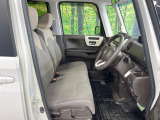 運転席まわりには十分なスペースがあり、大柄な方でもゆったり運転していただける環境です。