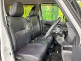 運転席シート廻りは使用感も少なく、良好な状態となっています。前オーナー様が丁寧に使っていたことがよくわかりますね。