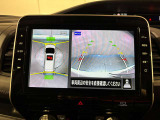 アラウンドビューモニターは真上から見下ろした様に車の周囲を表示することで、駐車時の安全性と利便性を高めます。