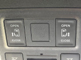 【両側パワースライドドア】スマートキーや運転席のスイッチで後席両側スライドドアの開閉が可能♪電動だから力を入れてドアを開ける必要が無く、小さなお子様でも簡単に開け閉めでき快適です♪