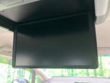 【フリップダウンモニター】大画面モニターで後席でもエンタメをお楽しみいただけます。小さなお子様にも大人気の装備です♪