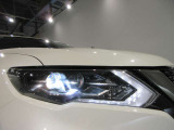 白く自然に近い明るさで視認性が高い「LEDヘッドライト」で安全、快適に。便利なオートライトシステムを装備してます。