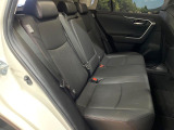 後部座席も気になるようなキズ・汚れやへたり等、大きなダメージはなく、良好な状態です。