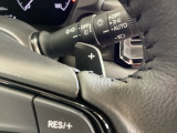 ステアリングの裏側、左右にパドルシフトがついています。右が+、左が-の操作でシフトチェンジを行い、エンジンブレーキなどのマニュアル操作ができます。