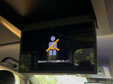 【フリップダウンモニター】大画面モニターで後席でもエンタメをお楽しみいただけます。小さなお子様にも大人気の装備です♪
