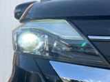 【LEDヘッドライト】悪天候や夜間走行時も良好な視界を確保し安心して運転できる高輝度LEDヘッドライトを装備!点灯速度が早く、消費電力も抑えられています。
