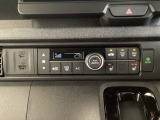 セレクトレバーの左上にオートエアコンがついてますので簡単操作で快適に過ごせます。シートヒータースイッチ内蔵で前席の左右別々に2段階の温度設定ができます。