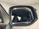 ブラインドスポットモニター(BSM)を装備しています。隣を走る車両が死角に入るとミラー内LEDインジケーターが点灯。さらに、ウィンカーを出すとインジケーターが光って点滅して注意を促してくれます。