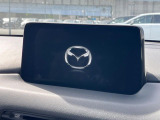 【8.8インチマツダコネクト】車内の雰囲気にマッチした大型のディスプレイ。スマホ接続でのナビ使用やBluetooth再生等、様々な機能が楽しめます。直感的なダイヤル操作が可能で、使い勝手も良好です。