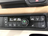 【オートエアコン】一度お好みの温度に設定すれば、車内の温度を検知し風量や温度を自動で調整。暑い&hellip;寒い&hellip;と何度もスイッチ操作をする必要はありません。快適な車内空間には必須の機能ですね♪