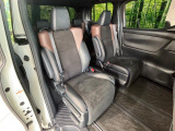 後部座席も気になるようなキズ・汚れやへたり等、大きなダメージはなく、良好な状態です。