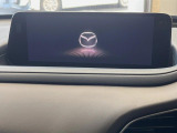 【10.25インチマツダコネクト】車内の雰囲気にマッチした大型ディスプレイ。スマホ接続でのナビ使用やBluetooth再生等、様々な機能が楽しめます。直感的なダイヤル操作が可能で、使い勝手も良好です。