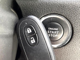 【キーレススタートシステム】カバンやポケットに入れたままでもドアの施錠・解錠が可能なスマートキーを装備。エンジンのオン・オフ時もカギを取り出す必要が無いからとっても便利です♪