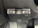 【ETC】有料道路を利用する際に料金所で停止することなく通過できる、ETC車載器(ノンストップ自動料金収受システム機器)が装備されています。セットアップを行うことで利用可能になります。