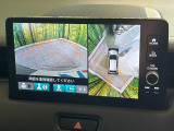 【マルチビューカメラシステム】専用のカメラにより、上から見下ろしたような視点で360度クルマの周囲を確認することができます☆死角部分も確認しやすく、狭い場所での切り返しや駐車もスムーズに行えます。