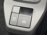 【電動パーキングブレーキ】パーキングブレーキは便利な電動式!ボタン一つで操作でき、アクセルを踏めば自動で解除されます♪レバーやペダルが無いので運転席廻りもすっきりしますね♪