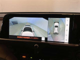 【パノラミックビューモニター】映像で、見づらい車両周辺の確認をアシスト。クルマを真上から見ているような映像を表示。 運転席から確認しにくい車両周囲の状況を把握。