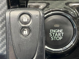 【キーフリーシステム】カバンやポケットに入れたままでもドアの施錠・解錠が可能なスマートキーを装備。エンジンのオン・オフ時もカギを取り出す必要が無いからとっても便利です♪