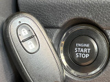 【キーレススタートシステム】カバンやポケットに入れたままでもドアの施錠・解錠が可能なスマートキーを装備。エンジンのオン・オフ時もカギを取り出す必要が無いからとっても便利です♪