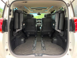 普段のお買い物や通勤、送迎等に十分な荷室スペースを確保しております。セカンドシートを倒すと、大きな荷物の積載も可能です♪