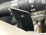 【パドルシフト】ハンドルから手を離さずに素早くシフトアップ&ダウンができるので、エンジンブレーキを使う下り坂や高速道路の合流で加速したい場面で役立ちます。