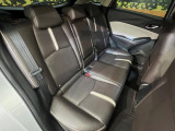 後部座席も気になるようなキズ・汚れやへたり等、大きなダメージはなく、良好な状態です。