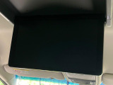 【フリップダウンモニター】大画面モニターで後席でもエンタメをお楽しみいただけます。小さなお子様にも大人気の装備です♪