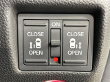 【両側パワースライドドア】スマートキーや運転席のスイッチで後席両側スライドドアの開閉が可能♪電動だから力を入れてドアを開ける必要が無く、小さなお子様でも簡単に開け閉めでき快適です♪