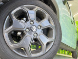 【純正○○インチアルミホイール】外観にマッチした純正アルミホイールを装着しております。各種社外アルミホイールや、スタッドレスタイヤも取扱いしております。是非ご相談ください♪