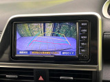 【バックカメラ】駐車時に後方がリアルタイム映像で確認できます。大型商業施設や立体駐車場での駐車時や、夜間のバック時に大活躍!運転スキルに関わらず、今や必須となった装備のひとつです!
