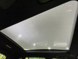【ガラスルーフ】ガラスルーフ搭載で車内の解放感が一気にアップ!開放的なドライブをお楽しみいただけます。