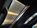 【左右独立ムーンルーフ】2列目左右席にそれぞれ配置されたガラスルーフ!日差しに合わせて片側だけシェードを閉めることも可能です!