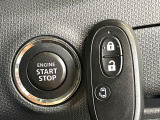 【キーレススタートシステム】カバンやポケットに入れたままでもドアの施錠・解錠が可能なスマートキーを装備。エンジンのオン・オフ時もカギを取り出す必要が無いからとっても便利です♪