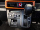 【インパネ周辺】オレンジの差し色が効いた、遊び心あるデザイン。インパネシフトで足元が広く、左右の移動もスムーズです。走行距離が少ないため、各スイッチ類の使用感もほとんどありません。