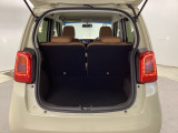 後席を倒さなくても、ゆとりある荷室。