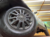 【純正18インチアルミホイール】外観にマッチした純正アルミホイールを装着しております。各種社外アルミホイールや、スタッドレスタイヤも取扱いしております。是非ご相談ください♪