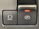 【電動パーキングブレーキ】パーキングブレーキは便利な電動式!ボタン一つで操作でき、アクセルを踏めば自動で解除されます♪レバーやペダルが無いので運転席廻りもすっきりしますね♪