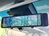 【デジタルインナーミラー】後席の大きな荷物や同乗者で後方が確認しづらい時でも安心!カメラが撮影した車両後方の映像をルームミラー内に表示。クリアな視界で状況の確認が可能です!